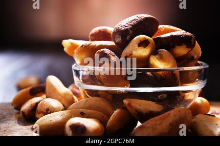 Zusammensetzung mit einer Schüssel geschälte paranüsse. Delikatessen Stockfoto