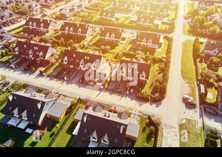 Modernes Wohnviertel in der Stadt Europa, Luftaufnahme. Wohnviertel, Vogelperspektive. Stadtstraßen mit Luxushäusern und geparkten Autos Stockfoto