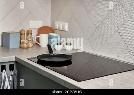 Moderne Küchengeräte. Kochplatte auf der Oberfläche der Induktionsplatte mit Sensorplatte Stockfoto