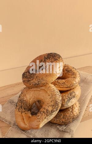 Bagels mit Mohn auf Serviette Stockfoto