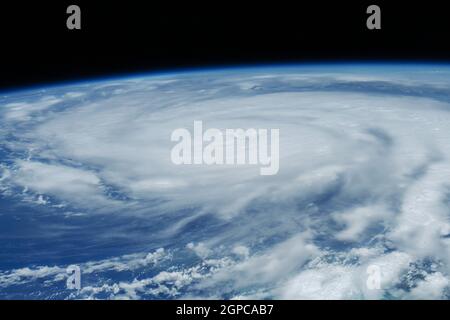 ISS - 28. August 2021 - der Hurkan Ida wird als ein Sturm der Kategorie 2 von der Internationalen Raumstation dargestellt, als er 263 Meilen über dem Golf von umkreiste Stockfoto
