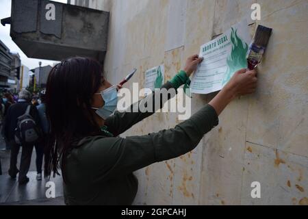 Bogota, Kolumbien. September 2021. Während einer Demonstration, die die Entkriminalisierung von Abtreibungen während des Globalen Aktionstages für legale und sichere Abtreibung in Lateinamerika und der Karibik am 28. September 2021 in Bogota forderte, setzten Demonstranten Zeichen für Abtreibungen. Kredit: Long Visual Press/Alamy Live Nachrichten Stockfoto