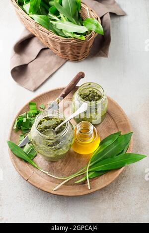 Zubereitung von frischem Ramson oder Bärlauch-Pesto. Gesundes Frühlingsfutter-Konzept Stockfoto