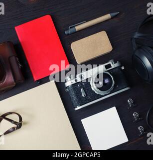 Persönliche Reiseartikel. Alte Fotokamera und Vintage-Schreibwaren. Draufsicht. Flach liegend. Stockfoto