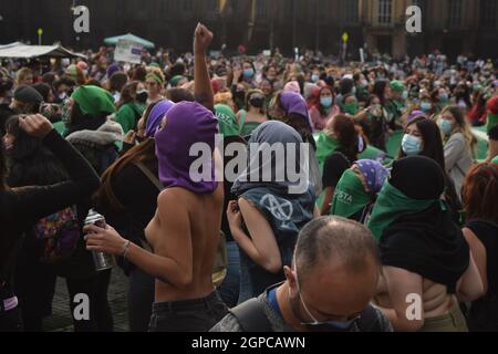 Bogota, Kolumbien. September 2021. Frauen singen und singen, während sie an einer Demonstration teilnehmen, die die Entkriminalisierung von Abtreibungen während des Globalen Aktionstages für legale und sichere Abtreibung in Lateinamerika und der Karibik am 28. September 2021 in Bogota fordert. Kredit: Long Visual Press/Alamy Live Nachrichten Stockfoto