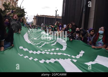 Bogota, Kolumbien. September 2021. Frauen heben während einer Demonstration, die die Entkriminalisierung von Abtreibungen während des Globalen Aktionstages für legale und sichere Abtreibung in Lateinamerika und der Karibik am 28. September 2021 in Bogota fordert, eine grüne Feminismusflagge. Kredit: Long Visual Press/Alamy Live Nachrichten Stockfoto