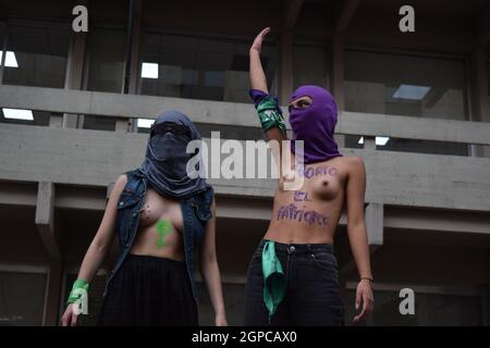 Bogota, Kolumbien. September 2021. Frauen nehmen an einer Demonstration Teil, die die Entkriminalisierung von Abtreibungen während des Globalen Aktionstages für legale und sichere Abtreibung in Lateinamerika und der Karibik am 28. September 2021 in Bogota fordert. Kredit: Long Visual Press/Alamy Live Nachrichten Stockfoto