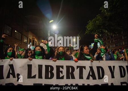 Bogota, Kolumbien. September 2021. Demonstranten halten während einer Demonstration, die die Entkriminalisierung von Abtreibungen während des Globalen Aktionstages für legale und sichere Abtreibung in Lateinamerika und der Karibik am 28. September 2021 in Bogota fordert, ein Zeichen mit dem Wort "Libery". Kredit: Long Visual Press/Alamy Live Nachrichten Stockfoto