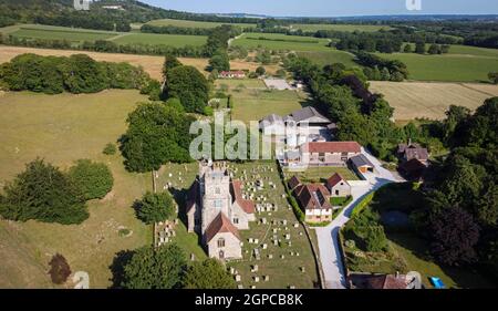 Luftaufnahme der St Mary's und All Saints Kirche im Dorf Boxley, Kent, Großbritannien Stockfoto