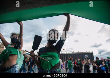 Bogota, Kolumbien. September 2021. Frauen heben während einer Demonstration, die die Entkriminalisierung von Abtreibungen während des Globalen Aktionstages für legale und sichere Abtreibung in Lateinamerika und der Karibik am 28. September 2021 in Bogota fordert, eine grüne Feminismusflagge. Kredit: Long Visual Press/Alamy Live Nachrichten Stockfoto
