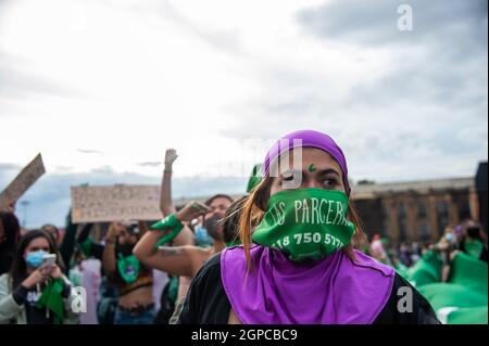 Bogota, Kolumbien. September 2021. Eine Frau nimmt an einer Demonstration Teil, die die Entkriminalisierung von Abtreibungen während des Globalen Aktionstages für legale und sichere Abtreibung in Lateinamerika und der Karibik am 28. September 2021 in Bogota fordert. Kredit: Long Visual Press/Alamy Live Nachrichten Stockfoto