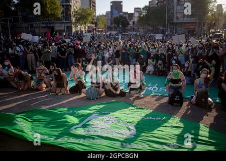 Santiago, Chile. September 2021. Ein Protestler macht während der Demonstration Gesten. Frauen hielten in Santiago eine Demonstration während des Globalen Aktionstages für den Zugang zu legaler, sicherer und freier Abtreibung ab. An diesem Tag genehmigt das Unterhaus Chiles die Entkriminalisierung von Abtreibungen in den ersten 14 Wochen der Schwangerschaft, steht aber noch vor Hürden, bevor es Gesetz werden kann. Kredit: SOPA Images Limited/Alamy Live Nachrichten Stockfoto