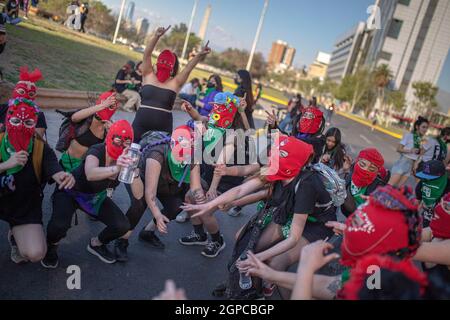 Santiago, Chile. September 2021. Demonstranten in Balaclavas tanzen während der Demonstration. Frauen hielten in Santiago eine Demonstration während des Globalen Aktionstages für den Zugang zu legaler, sicherer und freier Abtreibung ab. An diesem Tag genehmigt das Unterhaus Chiles die Entkriminalisierung von Abtreibungen in den ersten 14 Wochen der Schwangerschaft, steht aber noch vor Hürden, bevor es Gesetz werden kann. Kredit: SOPA Images Limited/Alamy Live Nachrichten Stockfoto