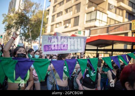 Santiago, Chile. September 2021. Ein Protestler hält ein Plakat während der Demonstration Frauen hielten eine Demonstration in Santiago während des Globalen Aktionstages für den Zugang zu legaler, sicherer und freier Abtreibung ab. An diesem Tag genehmigt das Unterhaus Chiles die Entkriminalisierung von Abtreibungen in den ersten 14 Wochen der Schwangerschaft, steht aber noch vor Hürden, bevor es Gesetz werden kann. Kredit: SOPA Images Limited/Alamy Live Nachrichten Stockfoto