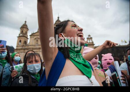 Bogota, Kolumbien. September 2021. Eine Frau nimmt am 28. September 2021 in Bogota an einer Demonstration Teil, die die Entkriminalisierung von Abtreibungen während des Globalen Aktionstages für legale und sichere Abtreibung in Lateinamerika und der Karibik fordert. Kredit: Long Visual Press/Alamy Live Nachrichten Stockfoto