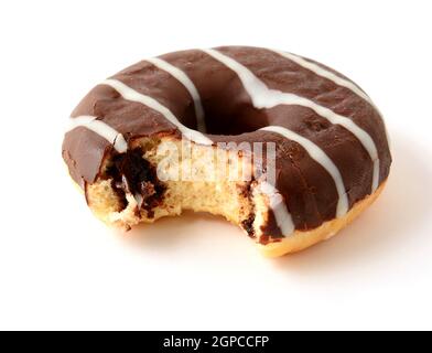 Ein Schokoladendonut mit fehlendem Biss und Zuckerstreifen auf weißem Hintergrund. Stockfoto