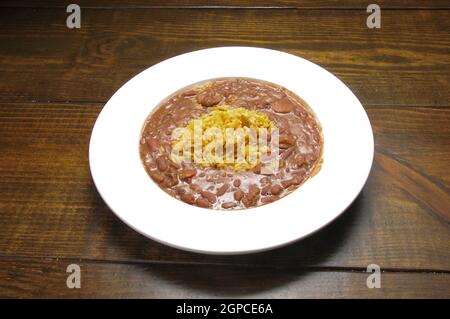 Köstliche karibische Küche bekannt als rote Bohnen und Reis mit Wurst Stockfoto