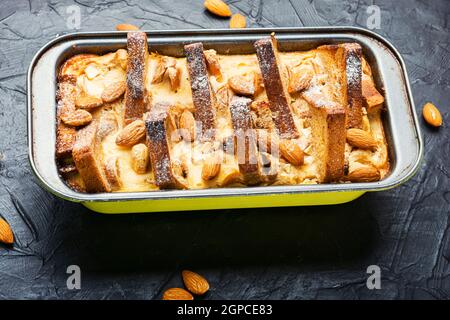 Dessert mit Toastbrot, Quark, Banane und Nüssen. Hausgemachter Toastkuchen zum Frühstück. Französisches Frühstück. Stockfoto