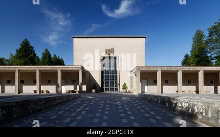 Köln, Deutschland - 31. August 2015: Historische Trauerhalle und Krematorium auf dem kölner Westfriedhof Stockfoto