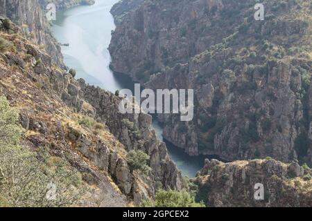 Schönes Bild mit einem großen Fluss und einigen riesigen Schluchten Stockfoto