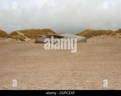 Großen Deutschen Bunker fra WW2 an der Küste von Dänemark vergraben im Sand an der Westküste Strand Stockfoto