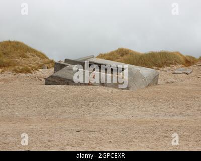 Großen Deutschen Bunker fra WW2 an der Küste von Dänemark vergraben im Sand an der Westküste Strand Stockfoto