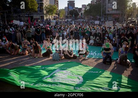 Santiago, Chile. September 2021. Ein Protestler macht während der Demonstration Gesten. Frauen hielten in Santiago eine Demonstration während des Globalen Aktionstages für den Zugang zu legaler, sicherer und freier Abtreibung ab. An diesem Tag genehmigt das Unterhaus Chiles die Entkriminalisierung von Abtreibungen in den ersten 14 Wochen der Schwangerschaft, steht aber noch vor Hürden, bevor es Gesetz werden kann. (Foto von Vanessa Rubilar/SOPA Images/Sipa USA) Quelle: SIPA USA/Alamy Live News Stockfoto