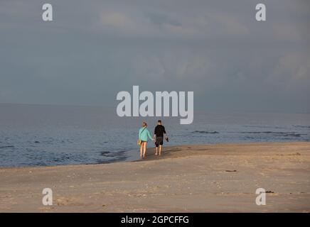 Stegna, Polen - 4. September 2020: Romantischer Spaziergang eines verliebten Paares am Strand in Stegna, Pommern. Polen Stockfoto