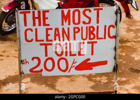 Ein Schild, das den Weg zu einer sauberen Toilette weist Afrika Stockfoto