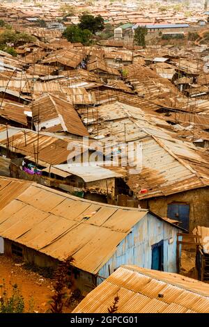 Ein Blick auf einige der Häuser und Dächer in den Slums von Kibera in Nairobi, Kenia. Stockfoto