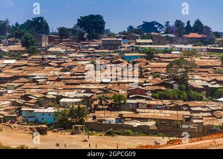 Blick auf einen Teil des Kibera Slums in Nairobi, Kenia. Stockfoto