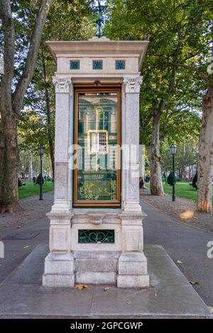 Meteorologische Säule in Zrinjevac öffentlichen Park in der Stadt Zagreb, Kroatien Stockfoto