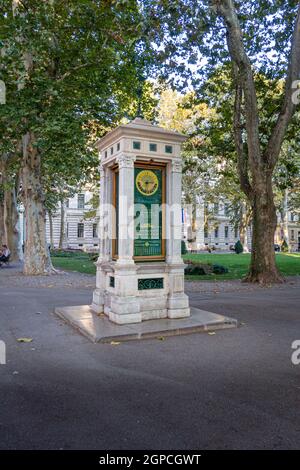 Meteorologische Säule in Zrinjevac öffentlichen Park in der Stadt Zagreb, Kroatien Stockfoto