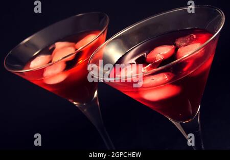 Zwei martini-Gläser mit Eiscocktails Stockfoto