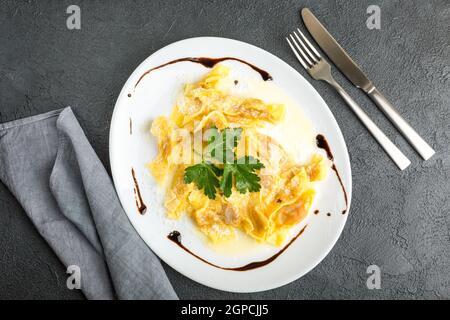 Italienische Küche: Typische Casoncelli im Stil alla berescian haben eine Füllung aus geriebenem Brot, Grana Padano und Butter. Stockfoto