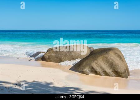 Seelandschaft mit großen Granitfelsen und blauen Sommerhimmel. Carana Strandblick der Seychellen. Stockfoto