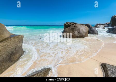 Seelandschaft mit großen Granitfelsen und blauen Sommerhimmel. Carana Strandblick der Seychellen. Stockfoto