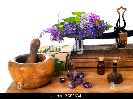 Roberval Balance vor weißem Hintergrund Stockfoto