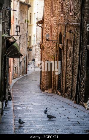 Eine schmale Straße in Perugia Italien Stockfoto