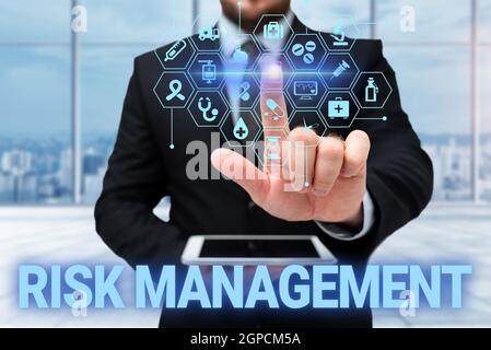 Schild mit Risk Management. Business Approach Bewertung von finanziellen Gefahren oder Problemen mit Verfahren man in Uniform Standing Holding Tablet Stockfoto