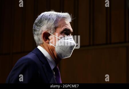 (210929) -- WASHINGTON, 29. September 2021 (Xinhua) -- der Vorsitzende der US-Notenbank, Jerome Powell, bezeugte bei einer Anhörung vor dem Bankenausschuss des Senats in Washington, DC, USA, den 28. September 2021. Powell sagte am Dienstag, dass der Inflationsdruck angesichts von Angebotsengpässen länger anhalten könnte als erwartet. (Kevin Dietsch/Pool via Xinhua) Stockfoto