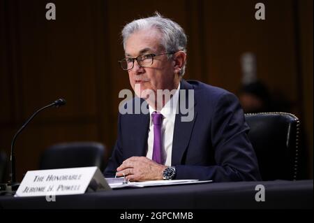 (210929) -- WASHINGTON, 29. September 2021 (Xinhua) -- der Vorsitzende der US-Notenbank, Jerome Powell, bezeugte bei einer Anhörung vor dem Bankenausschuss des Senats in Washington, DC, USA, den 28. September 2021. Powell sagte am Dienstag, dass der Inflationsdruck angesichts von Angebotsengpässen länger anhalten könnte als erwartet. (Kevin Dietsch/Pool via Xinhua) Stockfoto