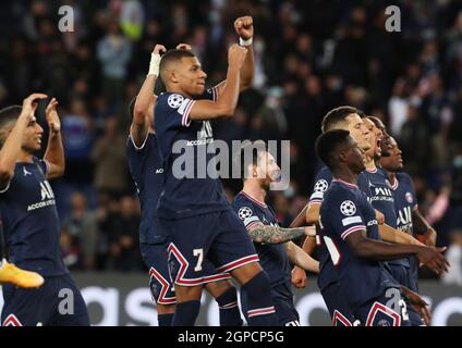 Paris, Frankreich. September 2021. Die Spieler von Paris Saint-Germain feiern nach der Champions League Group Ein Fußballspiel zwischen Paris Saint-Germain und Manchester City im Parc des Princes in Paris, Frankreich, 28. September 2021. Kredit: Gao Jing/Xinhua/Alamy Live Nachrichten Stockfoto