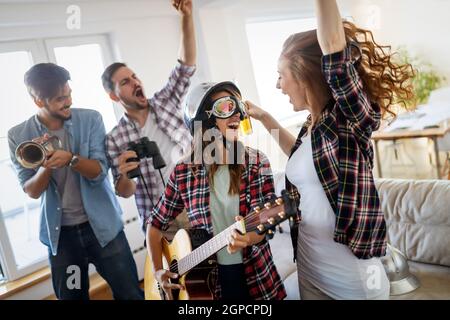 Multiethnische glückliche Gruppe von Freunden, die Spaß zusammen haben. People Fun Party Konzept Stockfoto