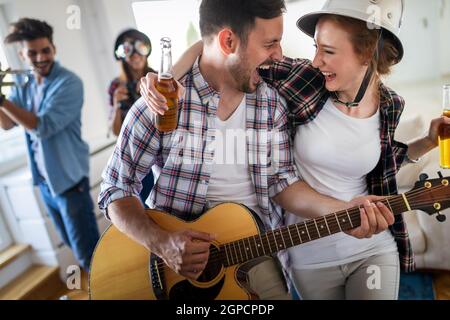 Multiethnische glückliche Gruppe von Freunden, die Spaß zusammen haben. People Fun Party Konzept Stockfoto