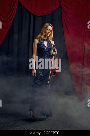 Geigerin im Retro-Stil. Frau mit Streichmusikinstrument, Musikkunst, Musiker spielen auf Viola Stockfoto