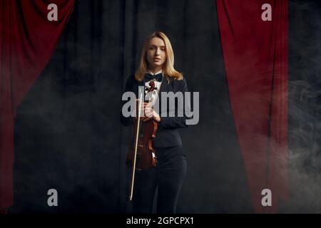 Geigerin im Retro-Stil. Frau mit Streichmusikinstrument, Musikkunst, Musiker spielen auf Viola Stockfoto