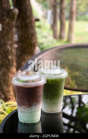 Glas von grüner eisgekühlter süßer Milchgetränk, Stockfoto Stockfoto