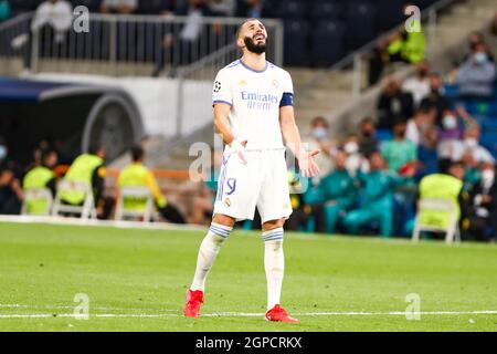 Madrid, Spanien. September 2021. Karim Benzema von Real Madrid reagiert während des UEFA Champions League-Spiel der Gruppe D zwischen Real Madrid CF und FC Sheriff Tiraspol in Madrid, Spanien, am 28. September 2021. Quelle: Edward F. Peters/Xinhua/Alamy Live News Stockfoto