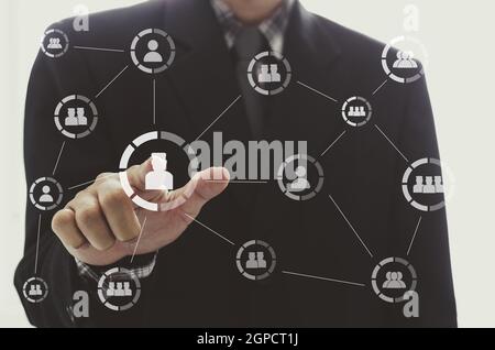 Geschäftsmann Hand zeigt Suchmaschine Social Network Struktur Verbindungen Stockfoto